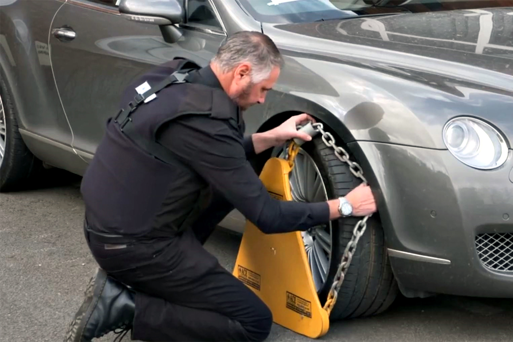 DCBL High Court Enforcement Agent clamping a car
